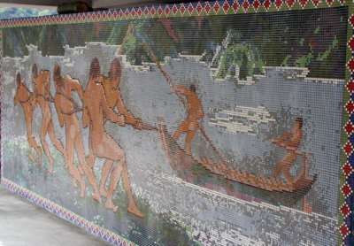 部落街道的牆上用馬賽克呈現當初族人拉縴木船到瑞穗的情景
