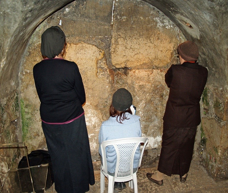 (西城隧道一角。source: http://en.wikipedia.org/wiki/Western_Wall_Tunnel#mediaviewer/File:Women_praying_in_the_Western_Wall_tunnels_by_David_Shankbone.jpg)
