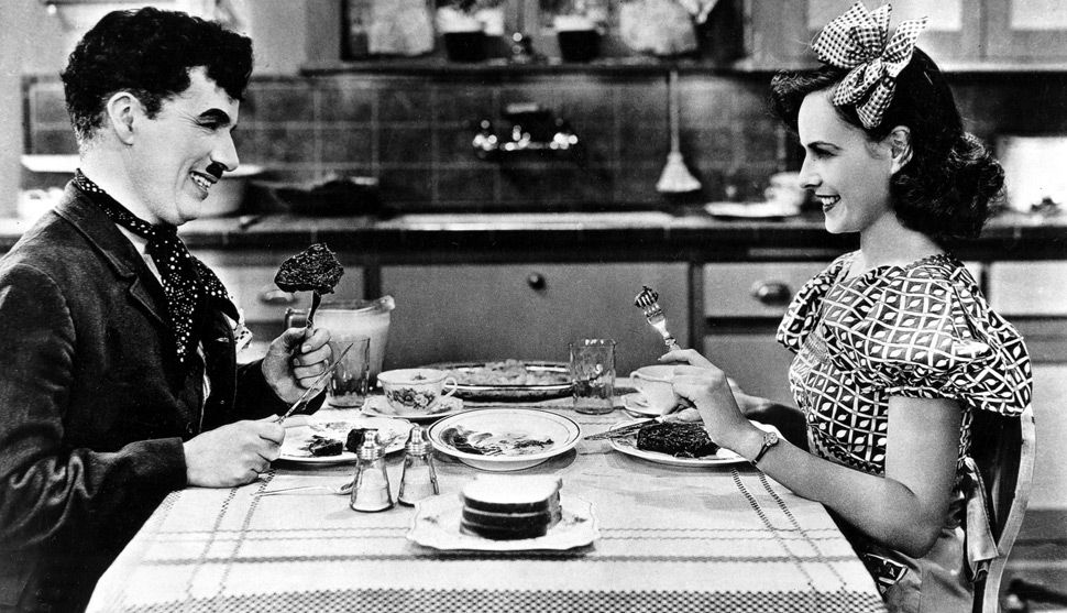 在經濟大蕭條的時代，卓別林提供給米國人一個「和愛人與豐富食物組成的家」的期待（圖片：摩登時代）