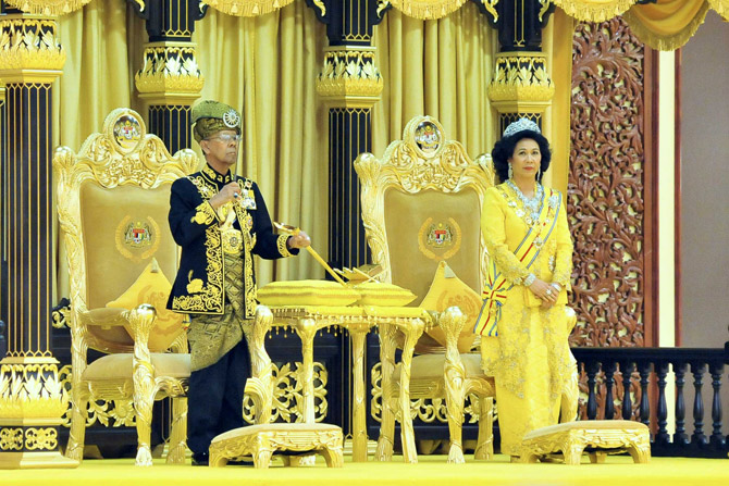 馬來西亞皇室（http://khabarsoutheastasia.com/shared/images/2012/04/18/120419-GRACE_MY_MONARCH4.jpg）